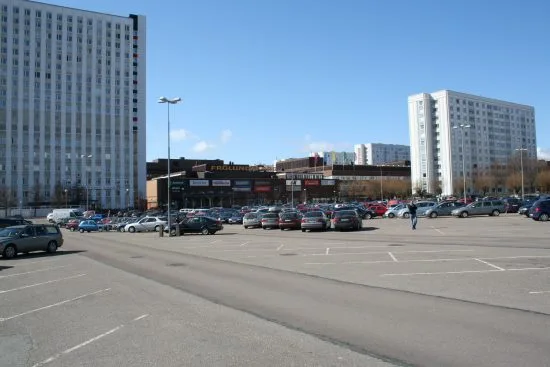 Det är på en parkeringsplats vid Frölunda torg i västra Göteborg som en kriminella man blir avrättad när han sitter i sin bil. Foto: goteborg.se