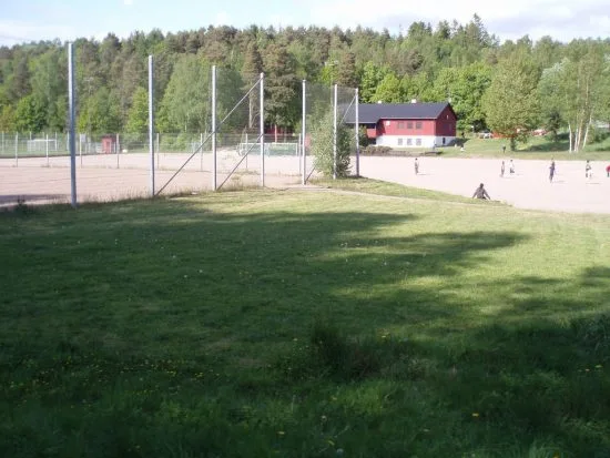 Det var här vid fotbollsplanen vid Lövgärdet i Göteborg som en 20-årig man sköts till döds. Bild: picssr