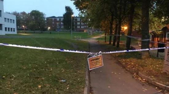 Här vid fritidsgården intill Hålabäcksskolan i Kungsbacka blev en man skjuten i båda benen. Foto: linkk