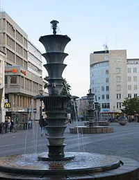 Ett bråk utbryter vid fontänen på Gustav Adolfs torg och en man blir misshandlad och förd till sjukhus. Bild: sv.wikipedia.org.