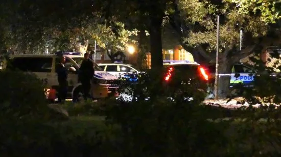 En 30-årig man utsattes för mordförsök på kvällen. Han sköts med flera skott i huvudet och blev allvarligt skadad. Foto: tugg.nu