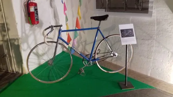 En racercykel från Monark modell 60-tal. Nu börjar det likna något, tycker jag.