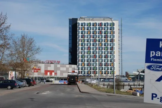 En man utsätts för mordförsök i samband med ett bråk här i Flemingsbergs centrum i Huddinge kommun. Bild: mapio.net