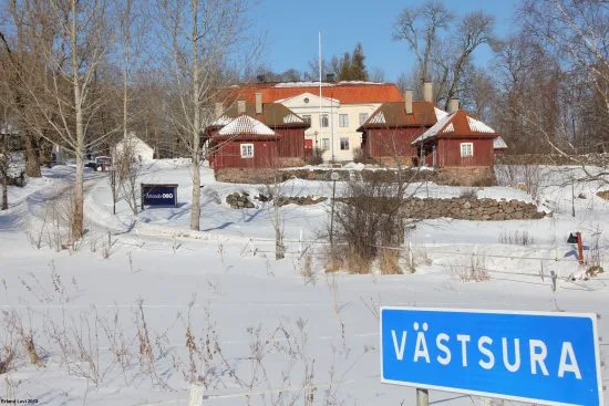 En 20-årig man blir grovt misshandlad i samband med ett våldsamt bråk på asylboendet Westsura Herrgård i Surahammar. Bild: Erland Levi