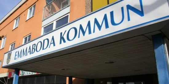 Skylt ovanför huvudentrén till Emmaboda kommunhus