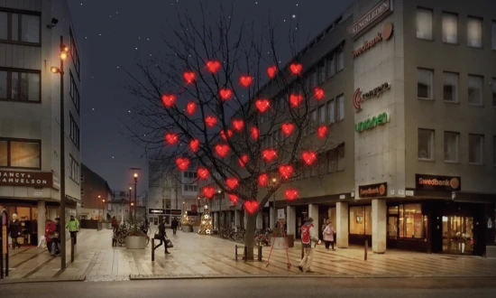 Utanför en restaurang här i Västerås centrum blir en man misshandlad och sparkad efter ett bråk om cigarretter. Bild: vasterascentrum.se