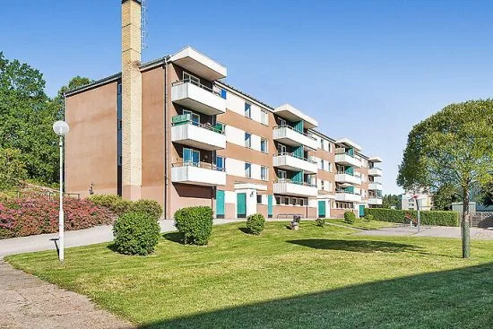 Här på Grindvägen i Norrtälje blir en man oprovocerat misshandlad av en annan man. Bild: hemnet.se