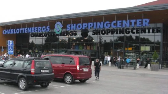 Ett jättebråk med 15 personer inblandade inträffar natten till söndag. En kvinna misshandlas svårt av en an. Bild: