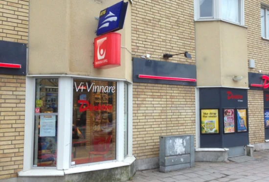 En person blev mycket svårt skadad i samband med en lägenhetsbrand i ett hus i det här området i Rissne i Sundbybergskommun. Bild: Vi vinnare
