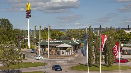 En man misshandade personalen vid McDonalds restaurang på Överby köpcentrum utanför Trollhättan. Bild: overbykopcentrum.se