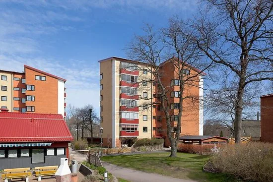 Det var här på Klunkens backe i Berga utanför Kalmar som en 17-årig pojke blev mycket allvarligt misshandlad med svåra skallskador som följd. Bild: hemnet.se