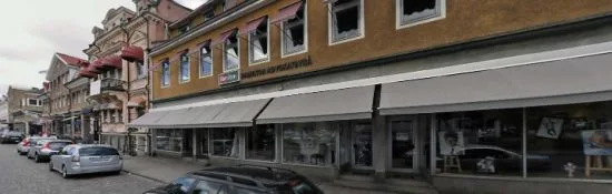 Här vid en grillkiosk på Norra Järnvägsgatan i Växjö blev en kvinna misshandlad av en okänd man. Bild: hitta.se