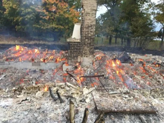 Ett bostadshus intill Björnö säteri utanför Rockneby i Kalmar kommun brann ner till grunden utan att någon slog larm. Foto: Räddningstjänsten Kalmar