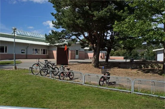 Polis och brandkår kallas till Lillebyns skola på Hisingen i Göteborg sen en brand har anlagts vid skolans vägg. Bild: goteborg.se
