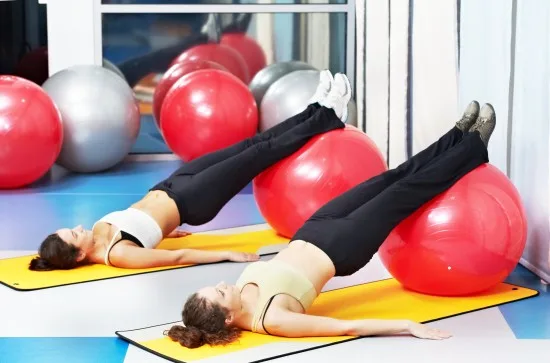 Kvinnor på gym Copyright: Dmitry Kalinovsky/Dreamstime.com