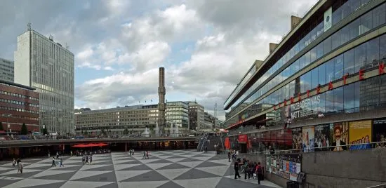 Tidigt på fredagsmorgonen misshandlas en person på Sergels torg i Stockholm. Foto: wikimedia.commons