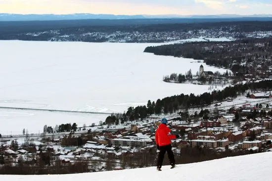 En kvinna blir misshandlad av en man på Enåbadsvägen i Rättvik vid tvåtiden på natten. Bild: upptackrattvik.se
