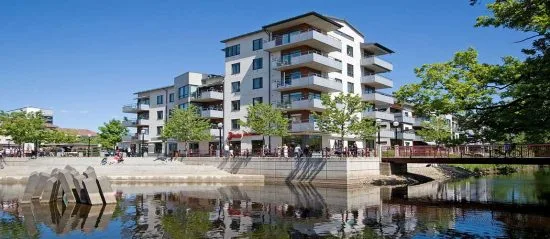 Det är här i Mölnlycke utanför Göteborg som en ung tonårig pojke blir allvarligt knivskuren av en annan tonåring. Bild: fastighetsbyran.se