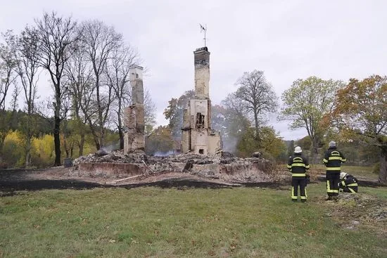 Bara skorstensstockarna stod kvar efter den omfattande mordbranden på herrgården Videbynäs. Bild: 