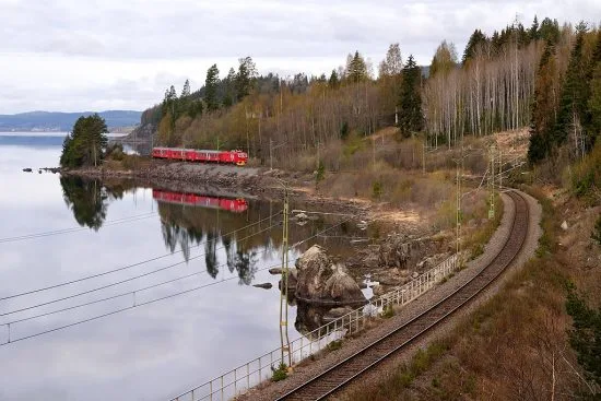 En man i Nedansjö utanför Sundsvall misshandlar en kvinna och tvingar polisen att skjuta varningsskott för att polisen ska kunna gripa honom. Bild: postvagnen.se