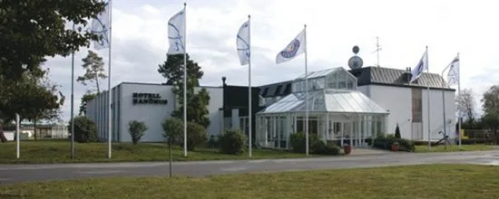 Det var här på Bert Karlssons fasionabla flyktingförläggning Hanöhus utanför Sölvesborg som ett jättebråk påstod. Två av de boende skadades. Bild: Jokarjo AB