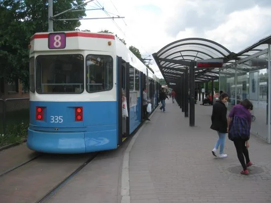 En man hittas svårt knivskuren vid spårvagnshållplatsen vid Angereds centrum Foto: Commons.Wikimedia.org