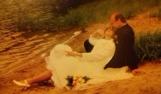 Brudparet fotograferat vid Vedasjön i Tungelsta före bröllopet Foto: Brigitte Grenfeldt