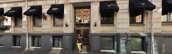 Fyra fall av grov misshandel, alternativt mordförsök, begicks i samband med ett jättebråk här på Rockbaren på Lorensbergsgatan i centrala Göteborg. Bild: hitta.se